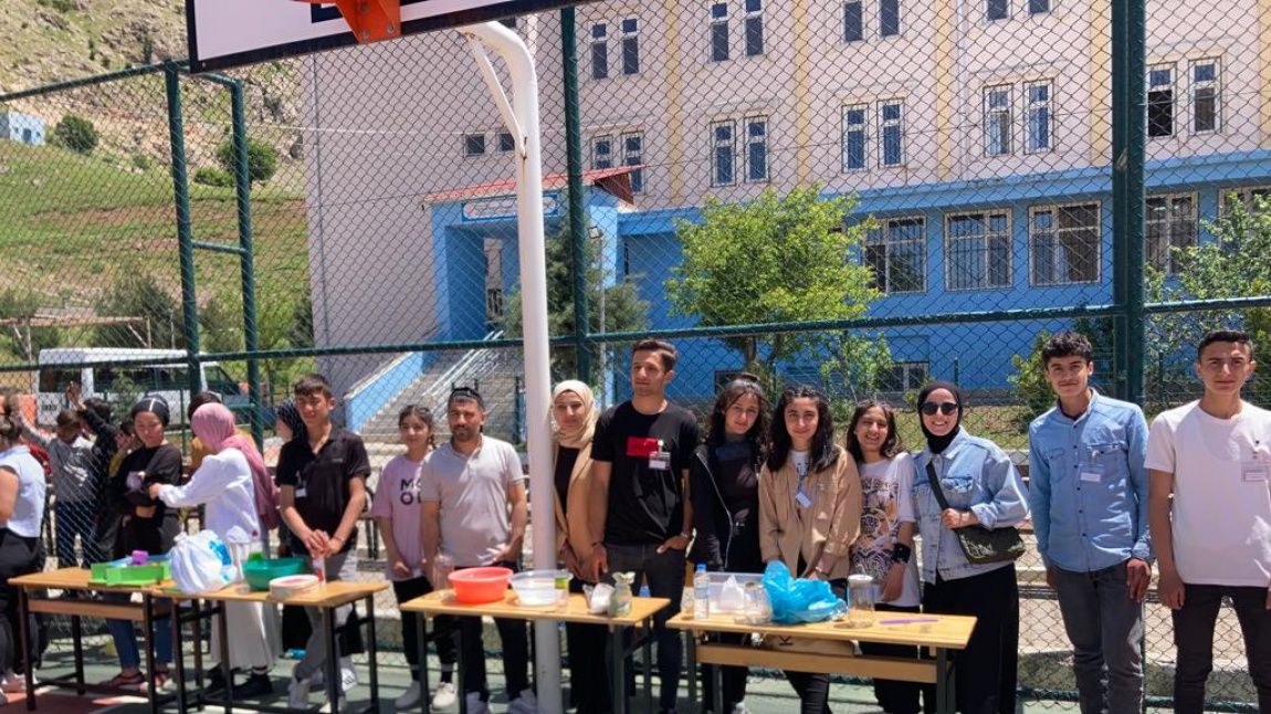 Yücebağ Borsa İstanbul Yatılı Bölge Ortaokulu'nda düzenlenen Matematik ve Bilim Şenliği'ne katıldık.